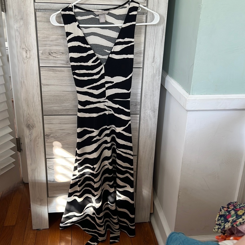 Figure flattering H&M form fitting black and cream printed v neck dress